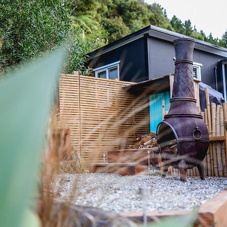Kaitake Kabana - Unique, Off-Grid, Studio Retreat Oakura Dış mekan fotoğraf