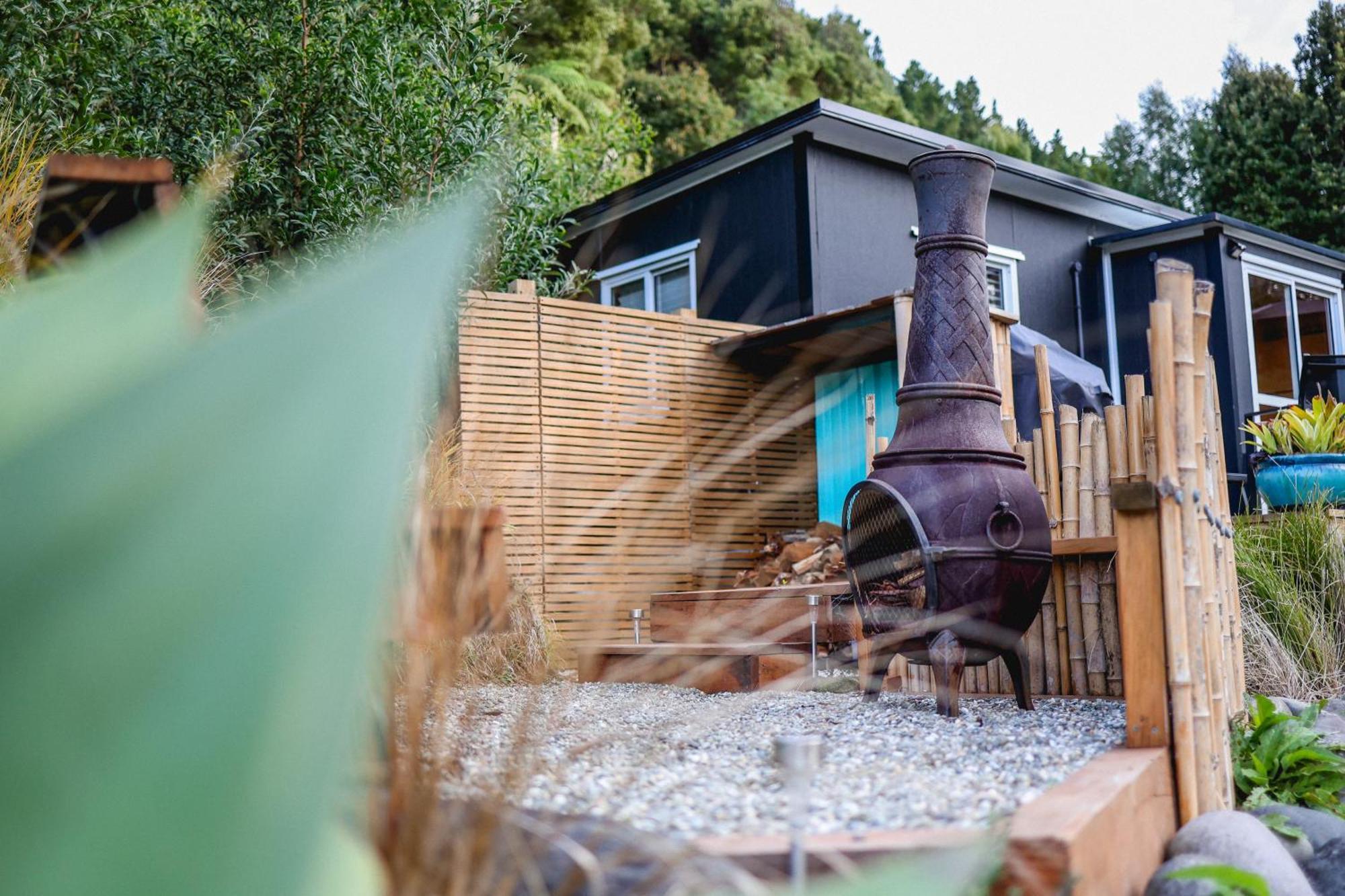 Kaitake Kabana - Unique, Off-Grid, Studio Retreat Oakura Dış mekan fotoğraf